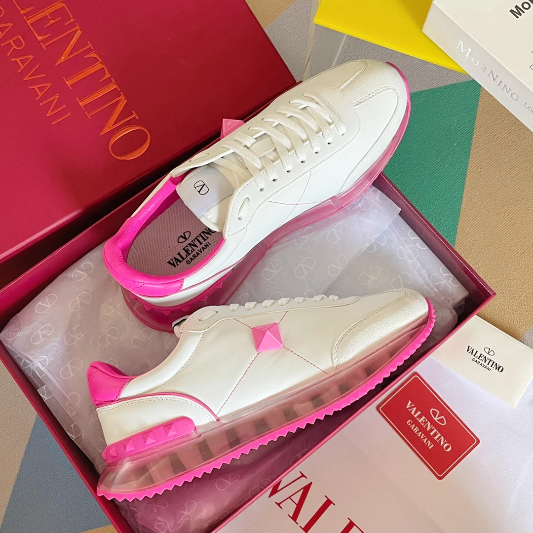 Valentino - Спортивные повседневные туфли с заклепками - Серия с заклепками по всей поверхности - Модель на воздушной подушке - Парный стиль - Розовая отделка