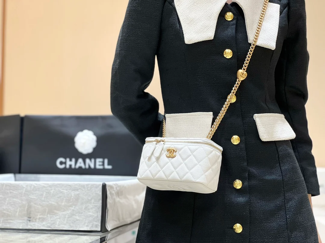 Новинка сезона весна/лето 2023 от Chanel - цепочка-шар, длинная коробка - белая - фото в действии.