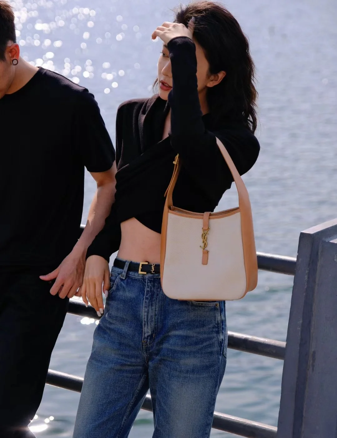 Сумка-хобо YSL Le 5 A 7 из мягкой канвасной ткани карамельного цвета - в стиле Гули Нажа.