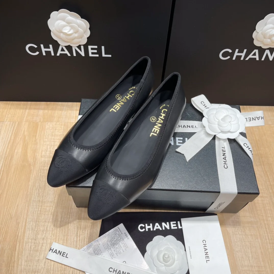 Chanel - Черные балетки с острым носком