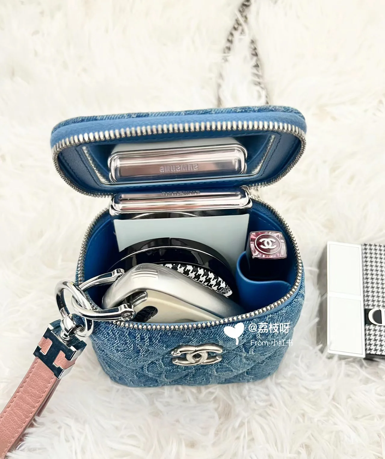 Пуговица в форме сердца из джинсовой ткани Chanel 2023 года — маленькая квадратная коробочка — светло-голубая серебристая пряжка