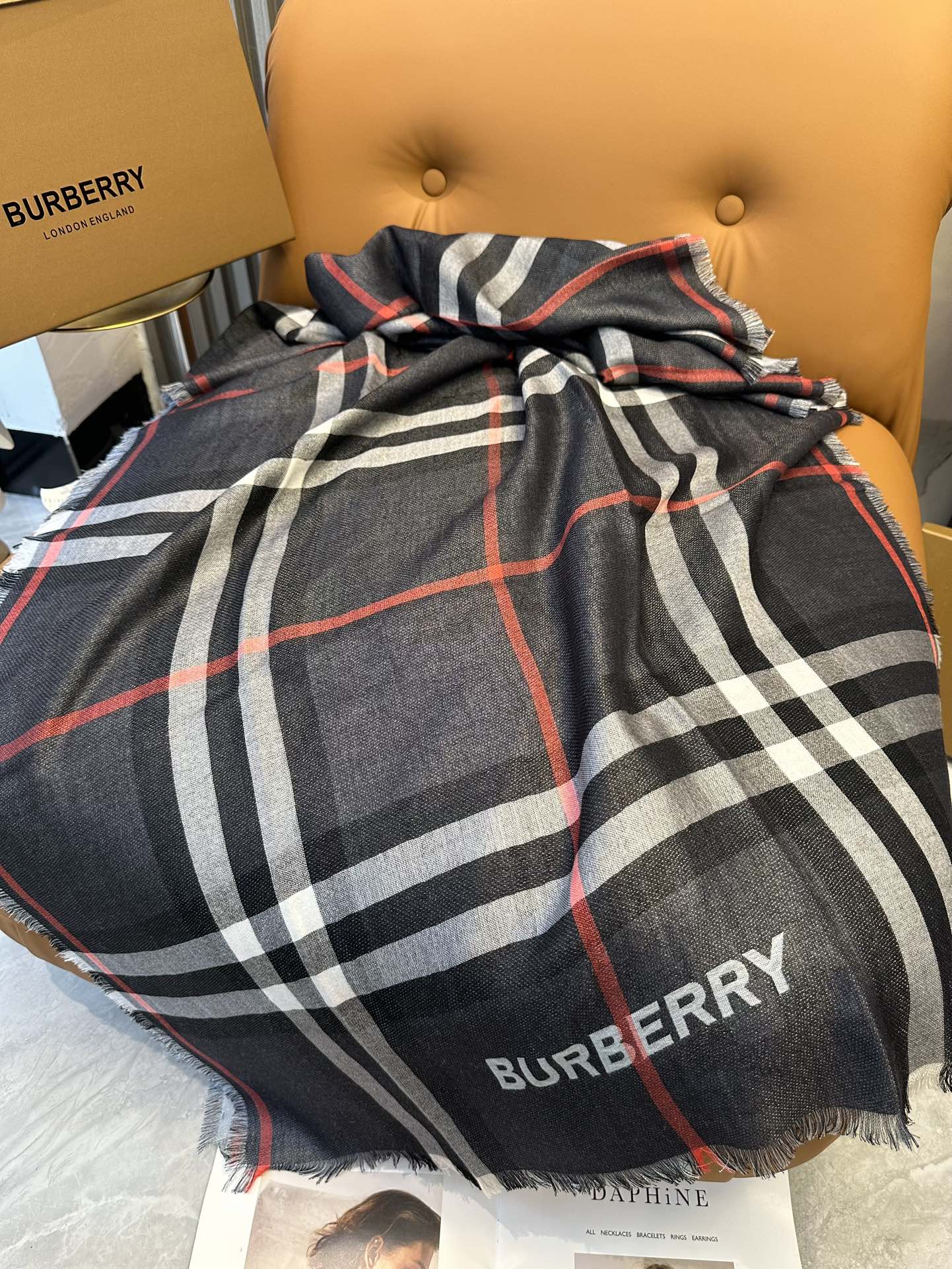 Шарф Burberry 2024 в винтажную клетку - черный - 220-70
