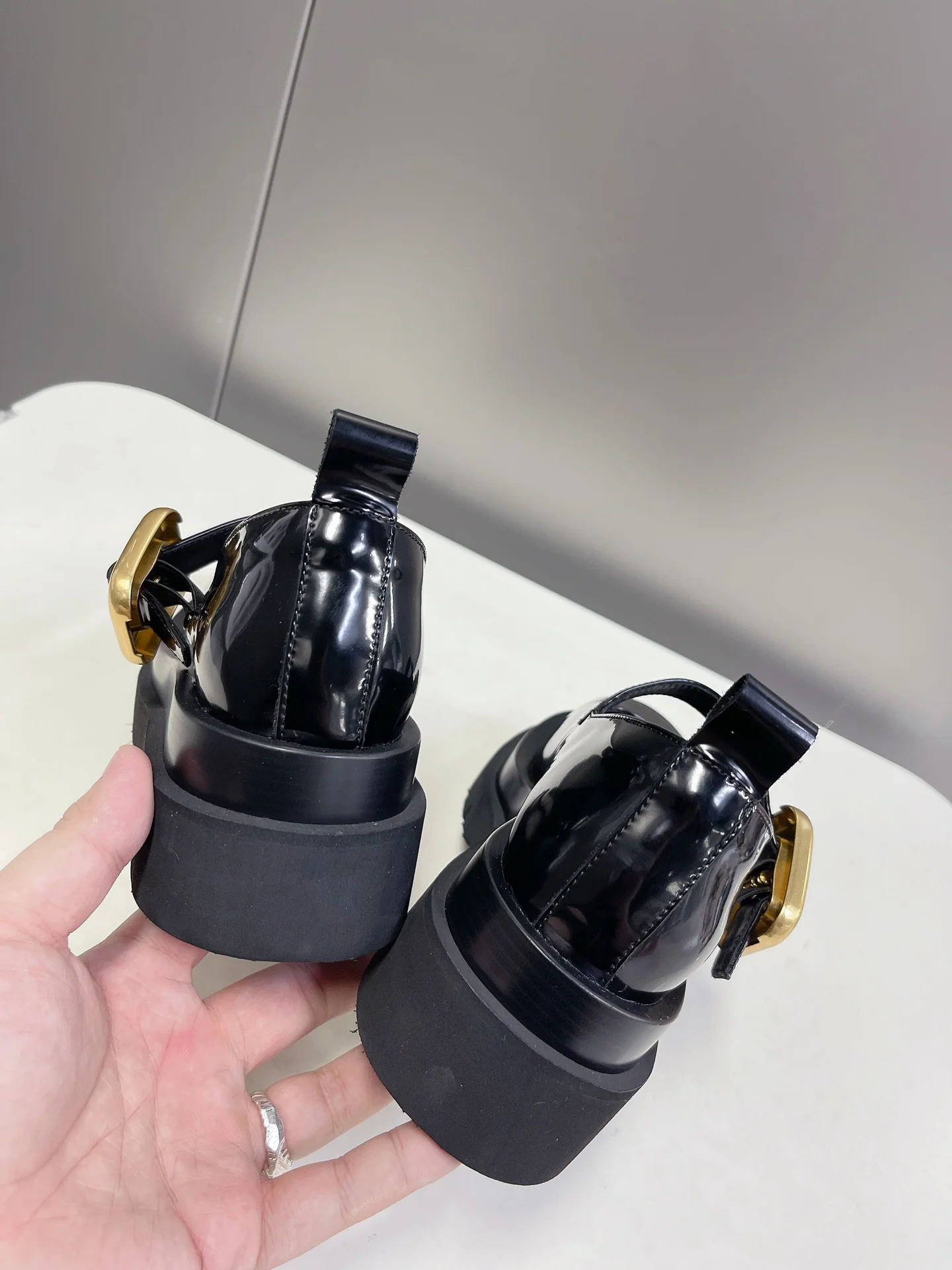 Новинка сезона весна/лето 2023 от BV - туфли Мэри Джейн с большой головой.