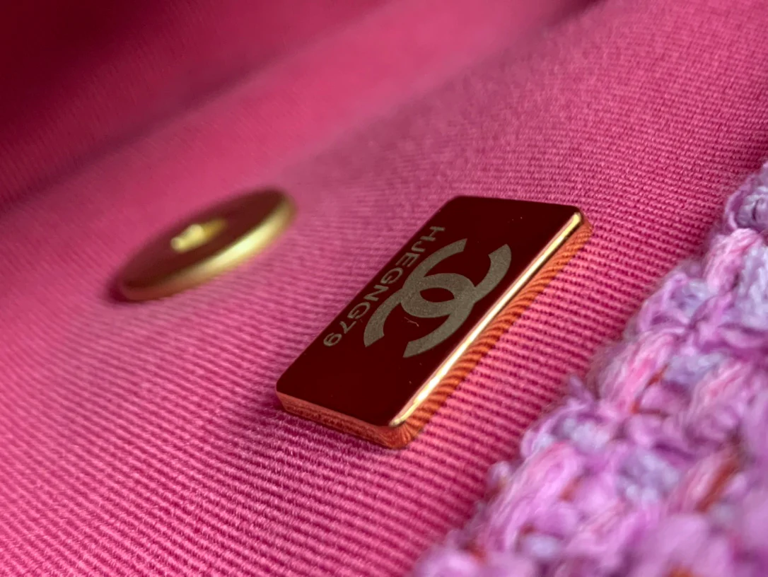 Новинка 2022 года от Chanel - квадратная сумка-клатч с эмалированной пуговицей, 18 см.