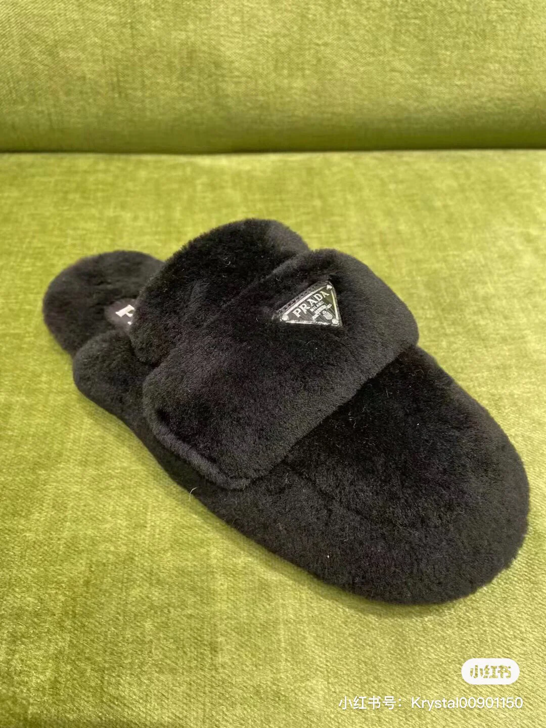 Новинка сезона осень/зима 2023 от Prada - Меховые тапочки с мыском - Черные