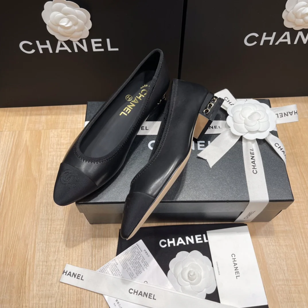 Chanel - Черные балетки с острым носком