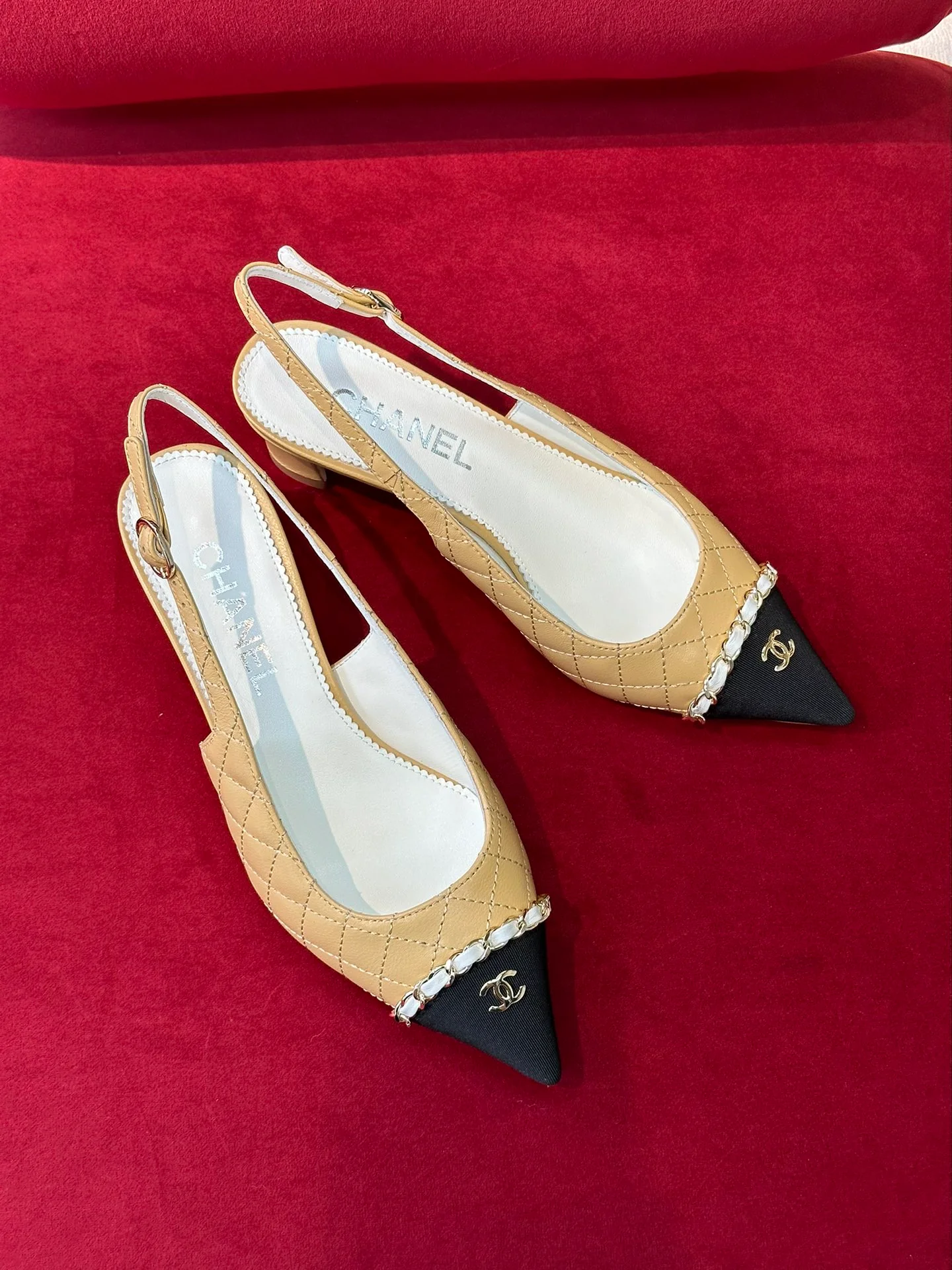 Стеганые босоножки Chanel на низком каблуке с цепочками