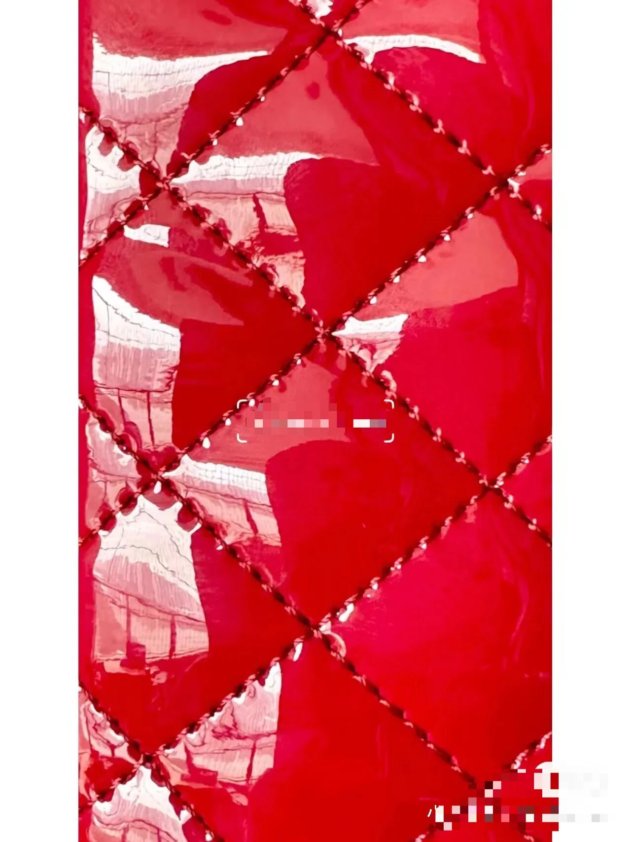 Новинка сезона весна/лето 2023 от Chanel - сумка Shell из лакированной кожи - красная.