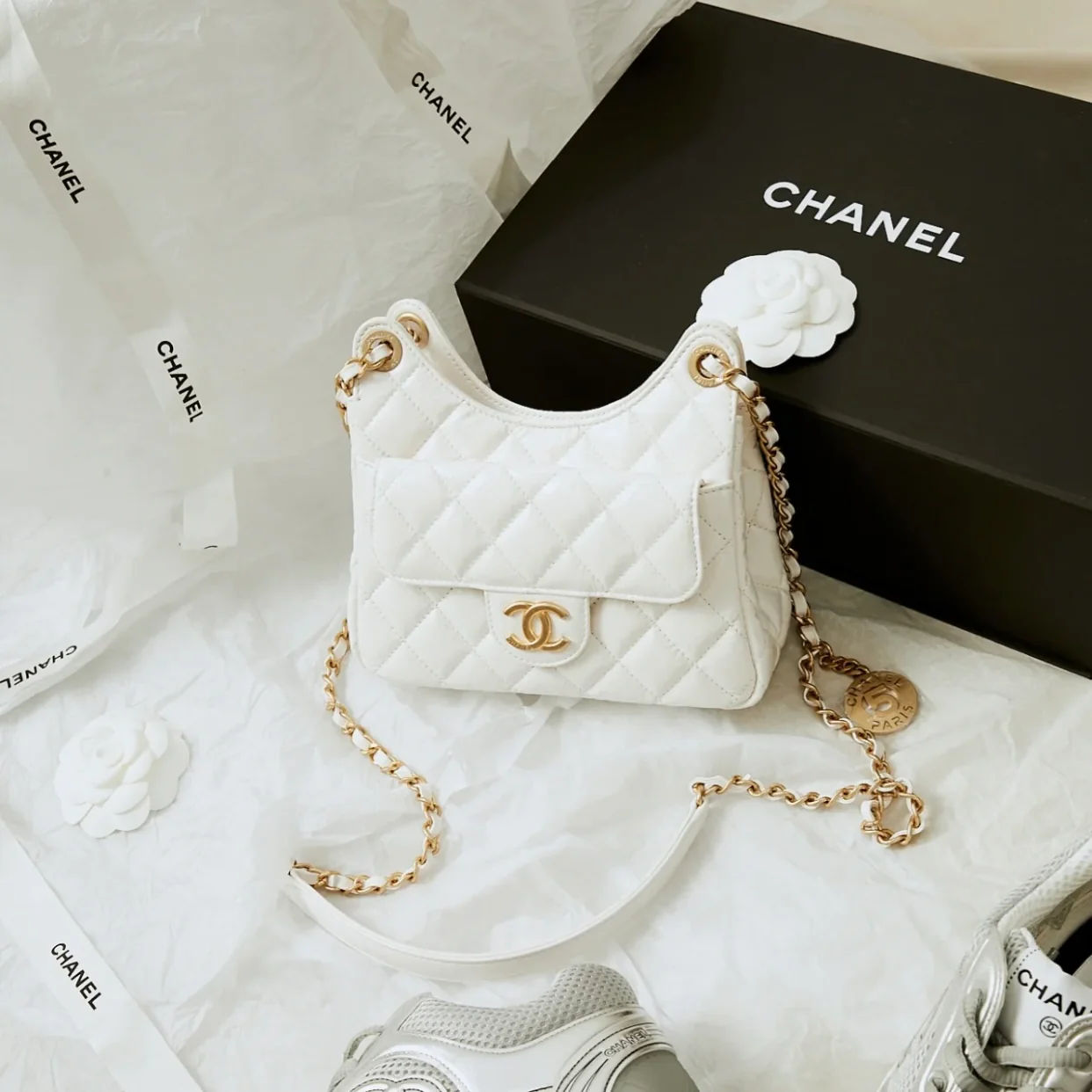 Коллекция Chanel ?Ранняя весна 2023? — сумка-хобо в стиле хиппи — маленькая — белая — 1 шт.