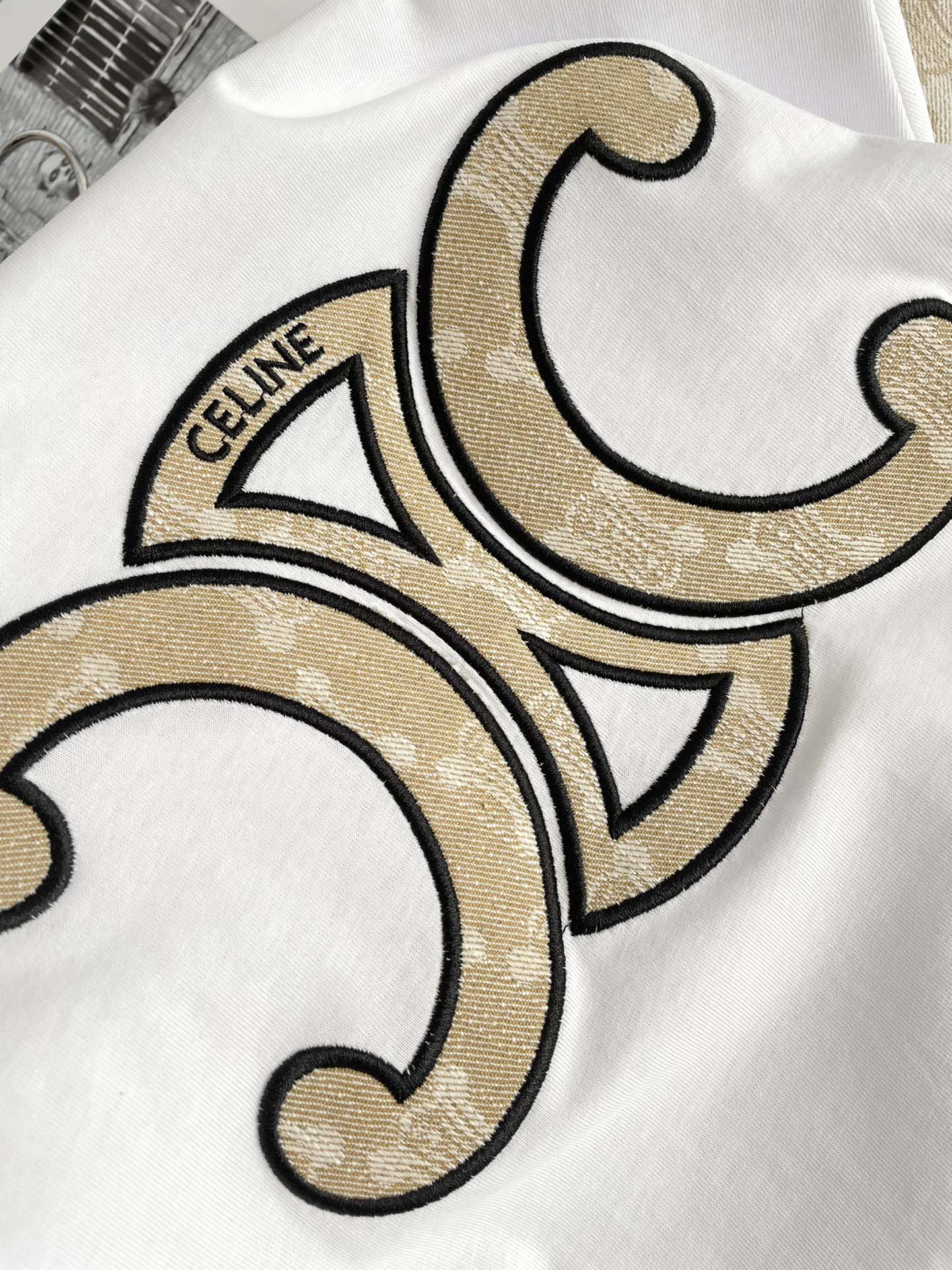 Джинсовая блузка Celine-2404 с жаккардовым узором ?Триумфальная арка? — белая.