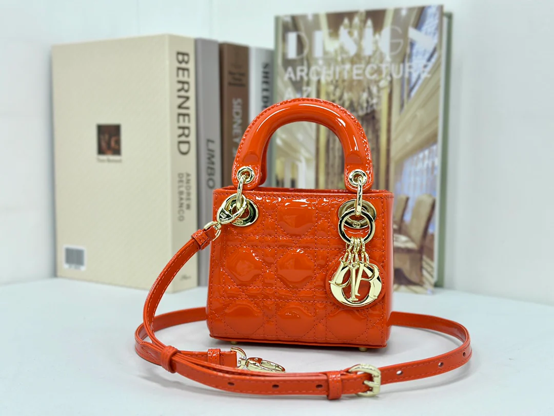 Чехол для ультраминиатюрных наушников Dior-lday - красный лакированный.