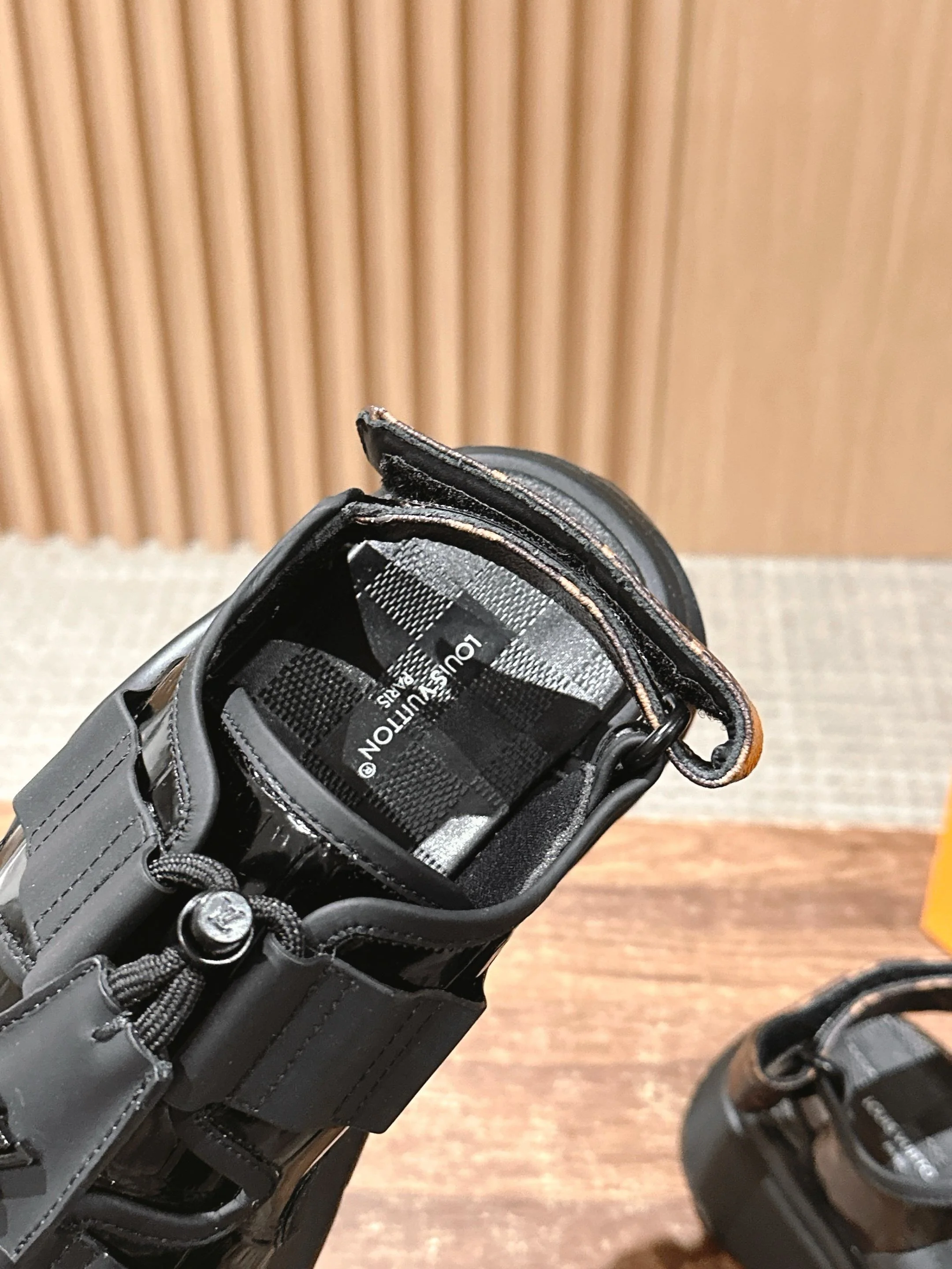 Новая коллекция LV ?Ранняя весна 2025? — сандалии на липучках — черные.