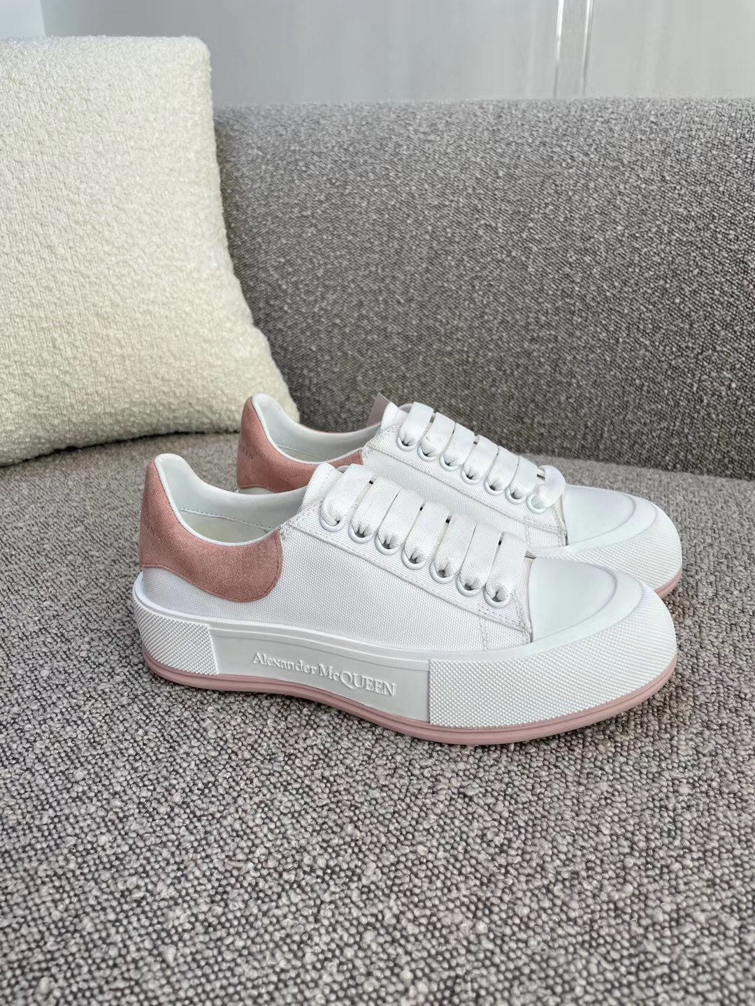 Низкие парусиновые кеды McQueen - белые.