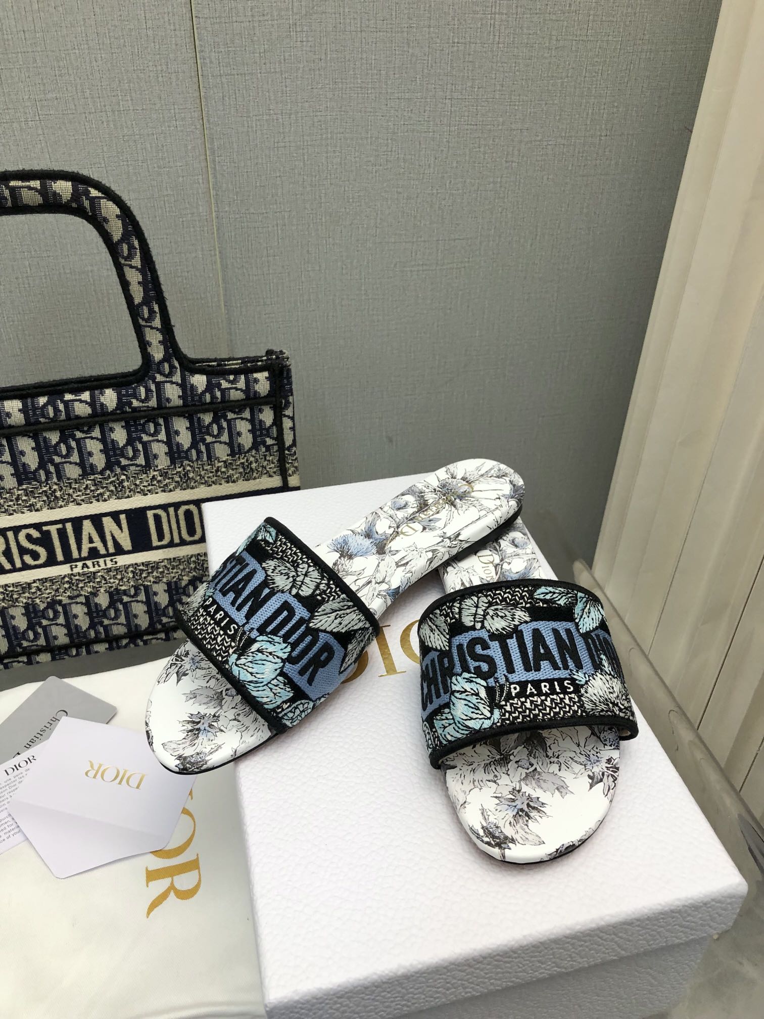 Тапочки Dior 2024 с цветочной вышивкой - белые