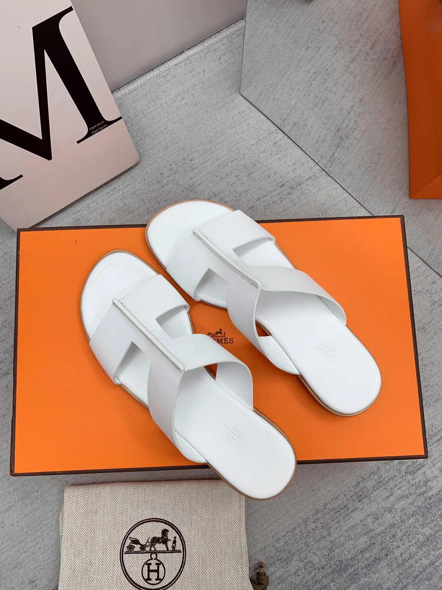 Новинка сезона осень/зима 2022 от Hermes - Сандалии на плоской подошве - 1