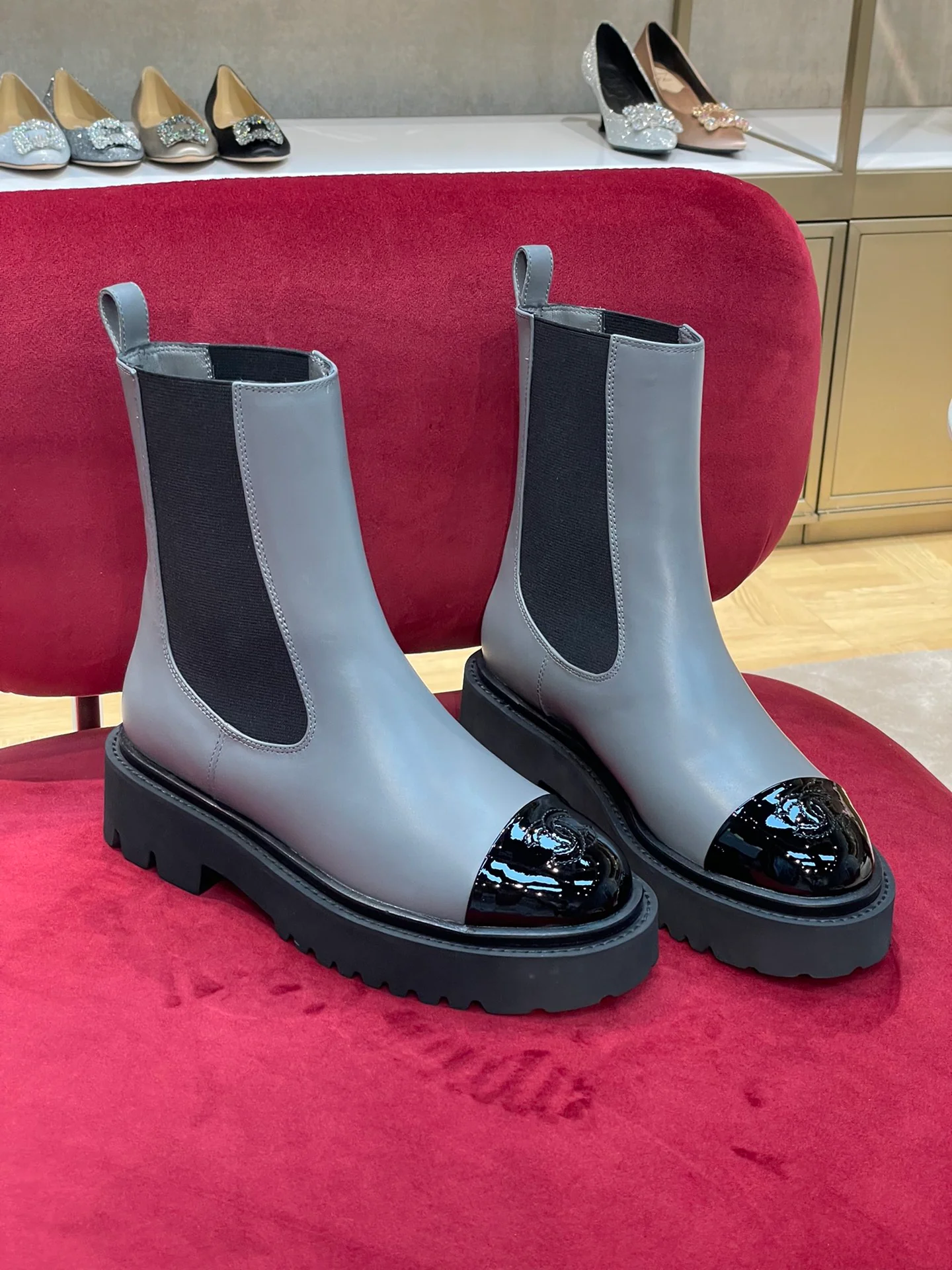 Новинка 2022 года от Chanel - Ботинки челси с круглым носком - Серые