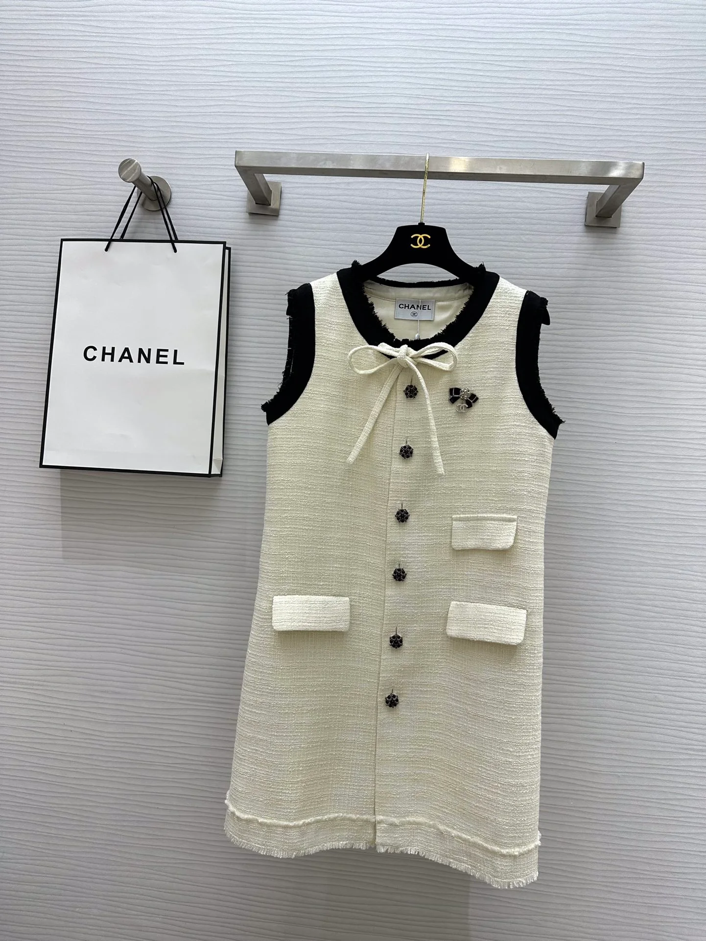 Новое платье без рукавов Chanel весна/лето 2024 — абрикосового цвета.