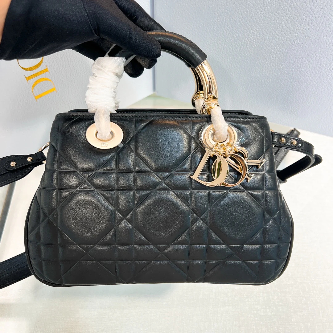 Сумочка Dior 95-22, маленькая, черная с золотой фурнитурой.