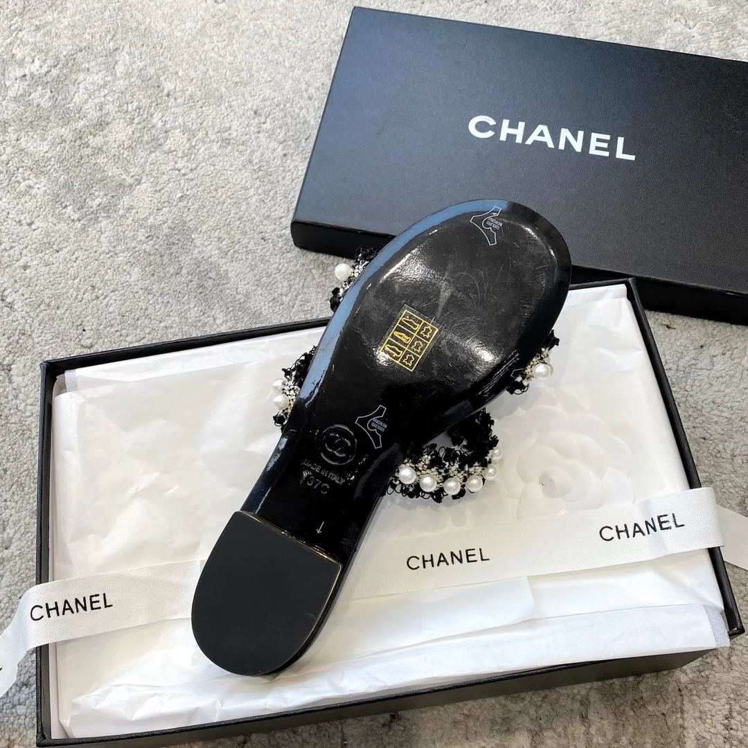 Новинка сезона весна/лето 2023 от Chanel - Тапочки из овечьей кожи с жемчугом - Черные