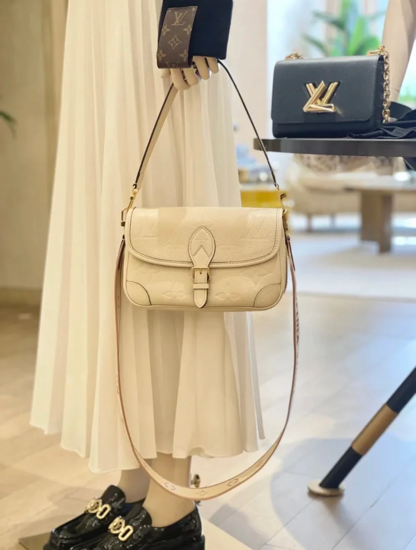 m46388-LV-diane Сумка-багет (наплечная/кроссбоди) - белая