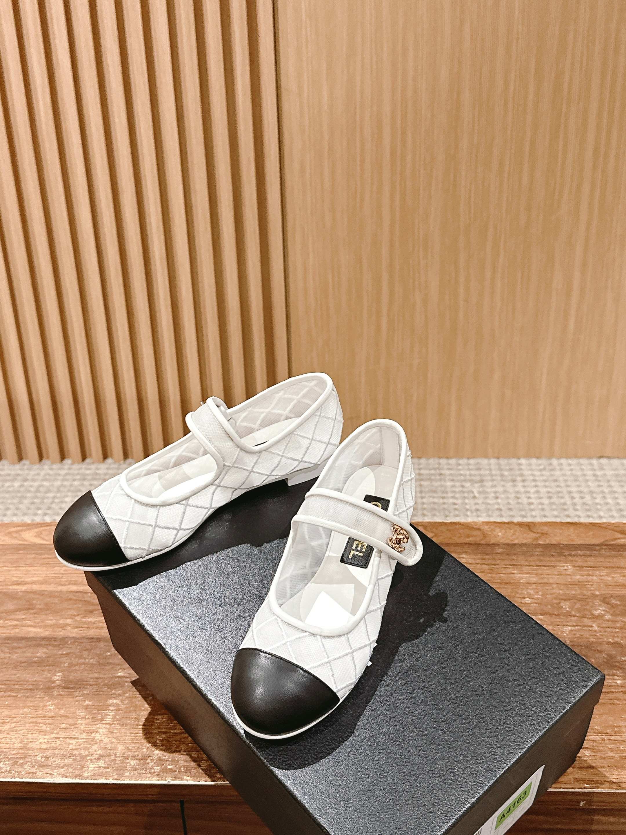 Новинка сезона весна/лето 2025 от Chanel - сетчатые туфли Мэри Джейн - белые.