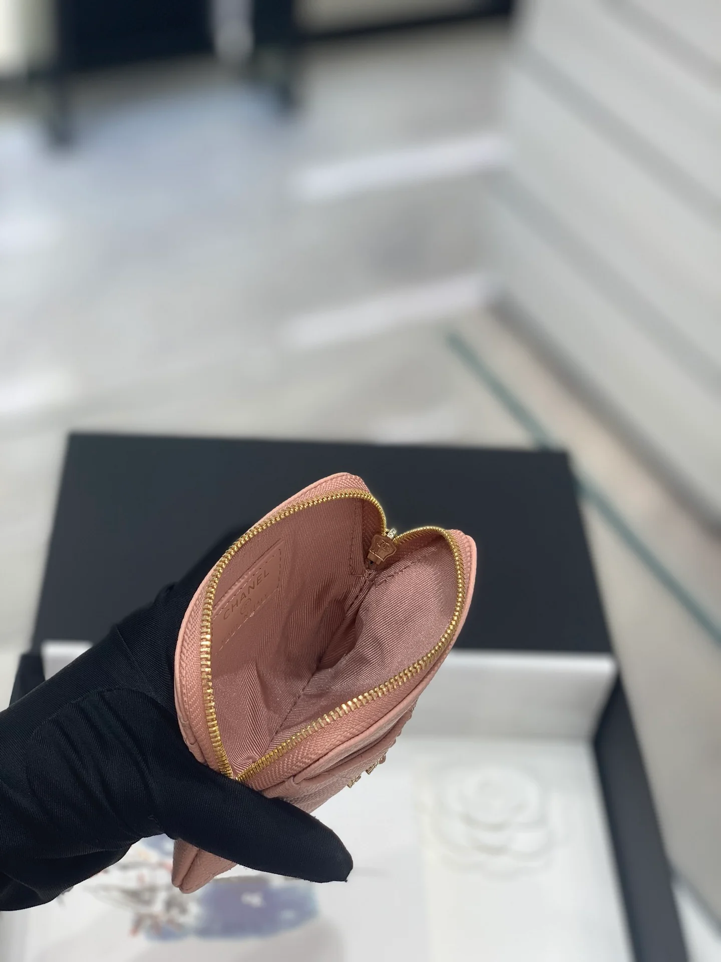 Монетоприемник Chanel 22s с пряжкой и стразами - розовый