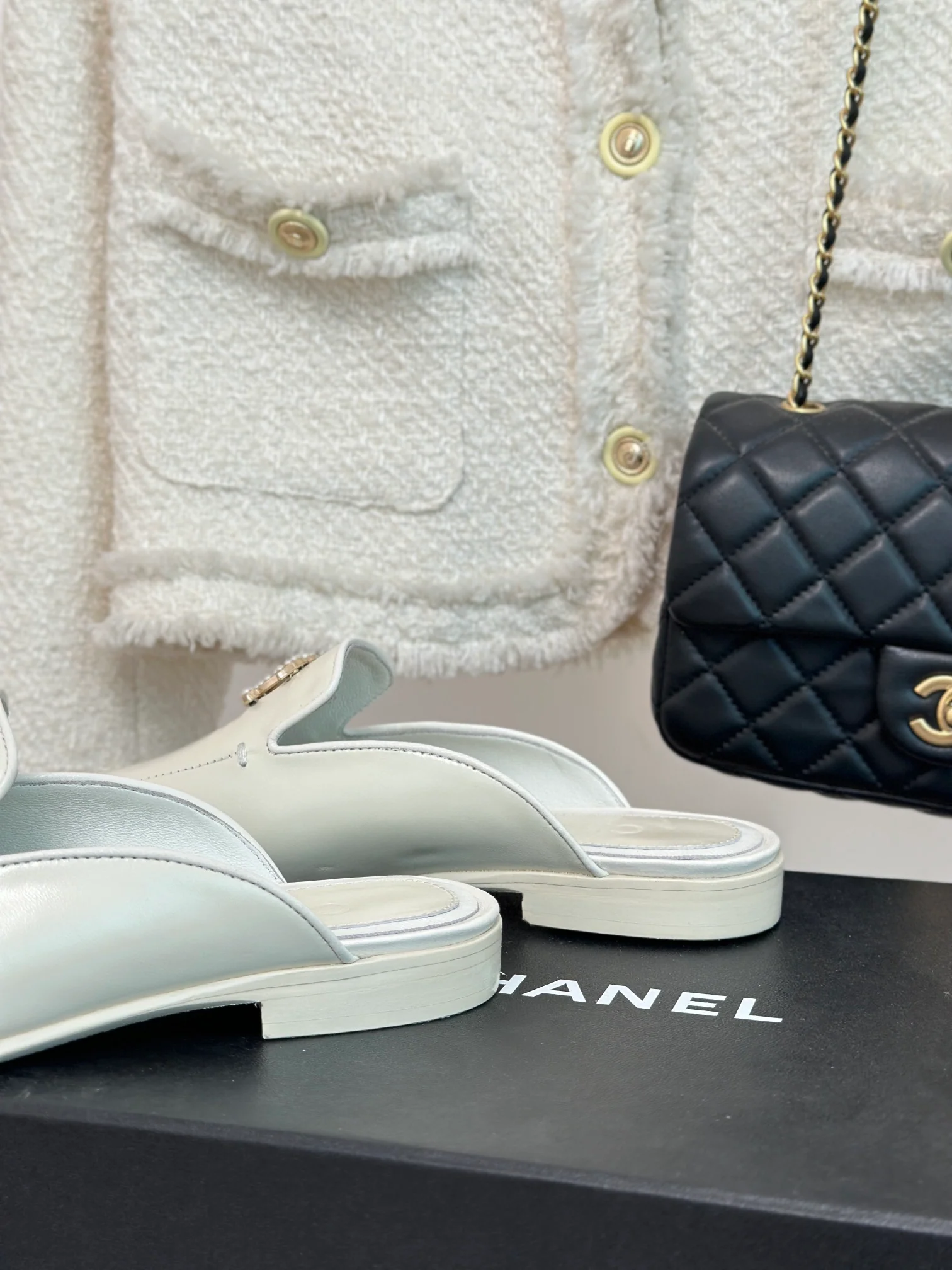 Новинка 2023 года от Chanel - плоские тапочки с закрытым носком.