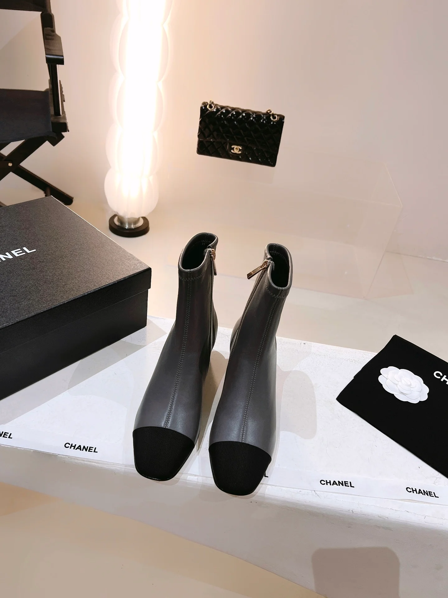 Новинка сезона осень/зима 2022 от Chanel - Ботильоны - Серые