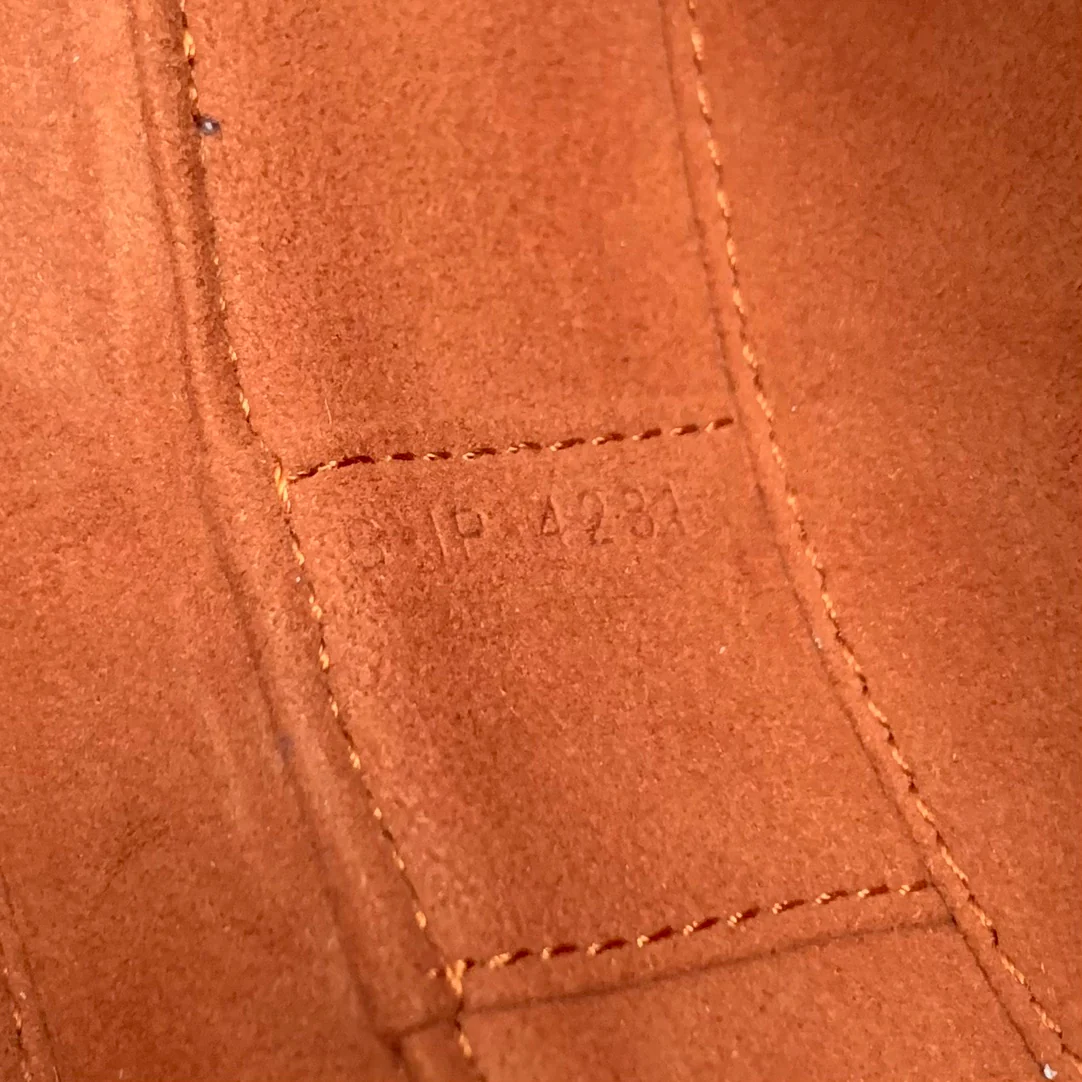 Мини-сумочка в виде лунного пирога от Celine, коричневая.