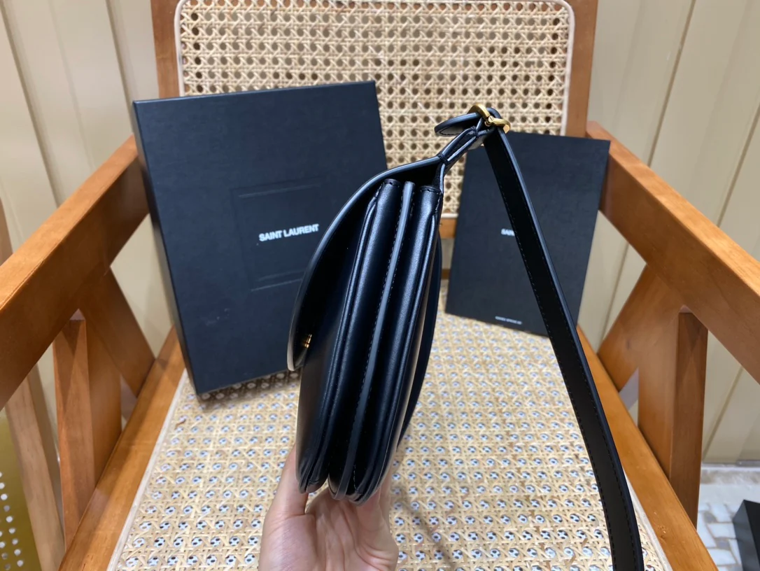 Новинка сезона весна/лето 2022 от YSL - сумка через плечо/кроссбоди.