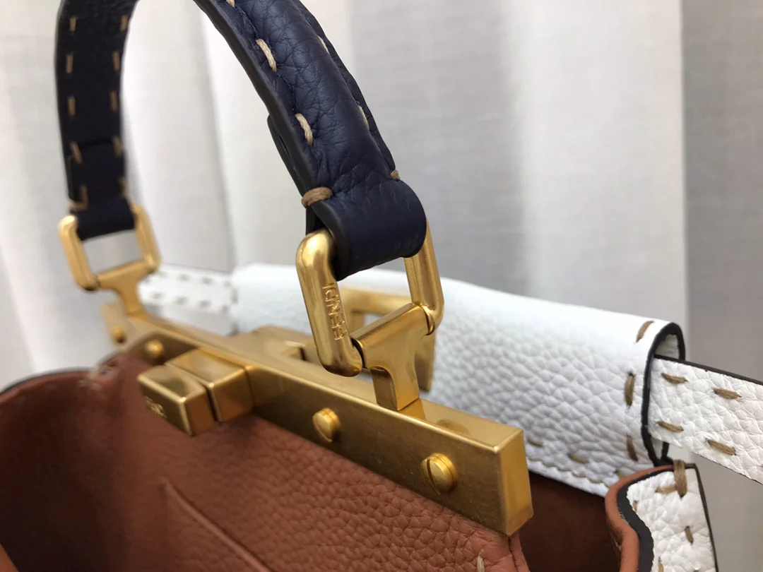 Миниатюрная белая кожаная сумка Fendi Peekaboo - 1 шт.