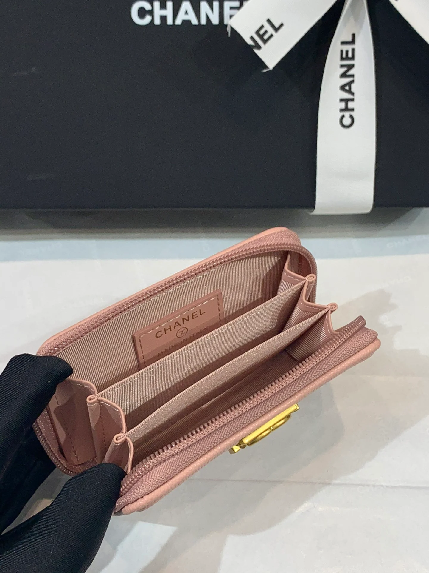 Монетоприемник Chanel Le Boy Classic на молнии - розовый