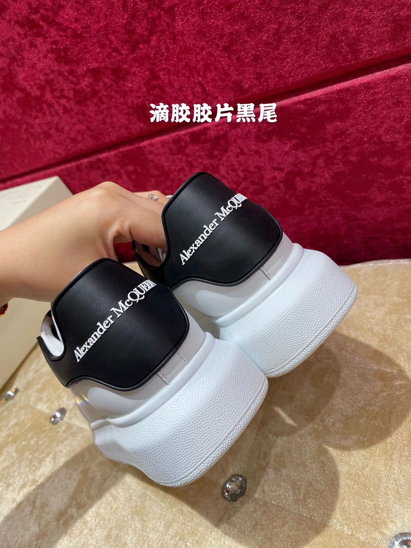 Классические белые кроссовки McQueen - Black Tail - 2