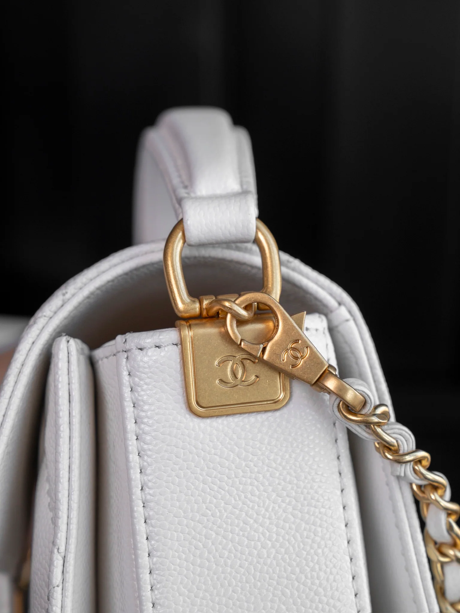 Мини-сумочка Chanel с ручкой и клапаном, белая.