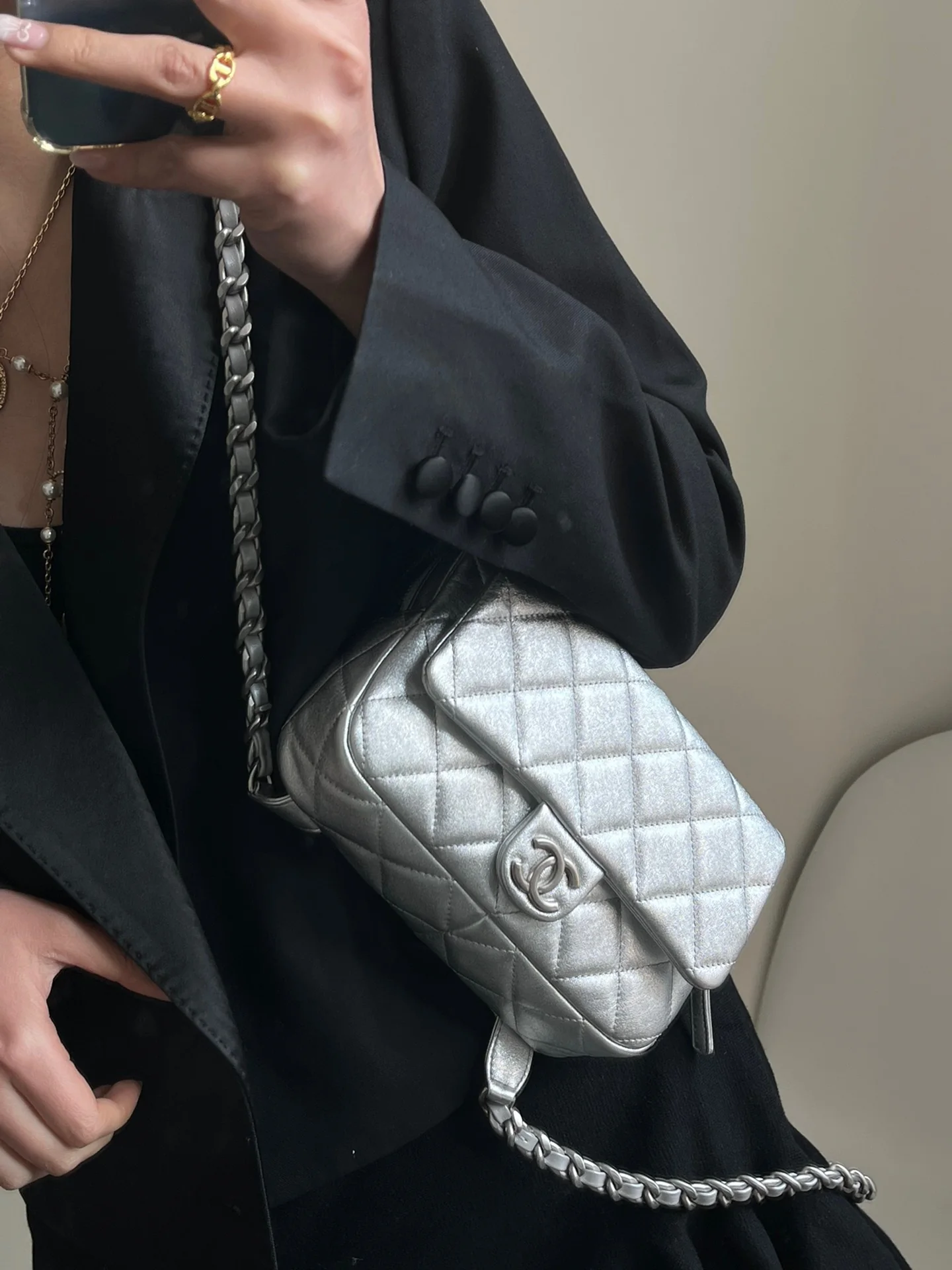 Новая коллекция Chanel весна/лето - сумка-хобо - сумка-мессенджер в стиле хиппи - серебристая