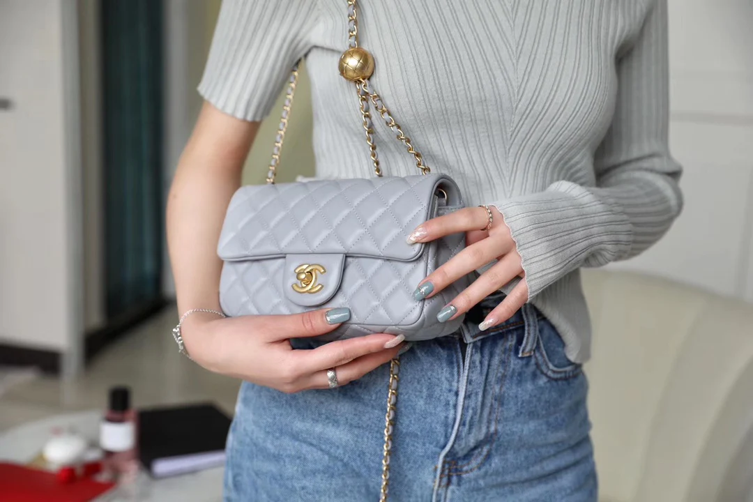 Chanel - Золотая сумка-клапан с шариком из углеродного волокна - Серая