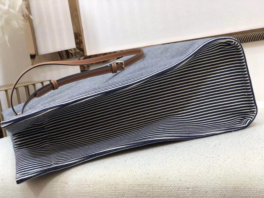 Квадратная сумка Celine-Cabas из полосатой ткани и коровьей кожи.