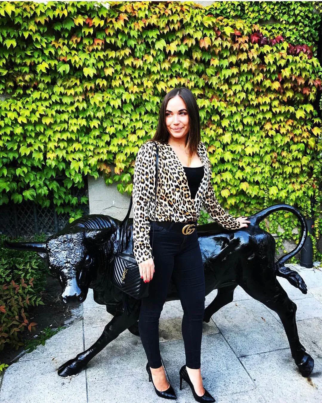 Фотосумка YSL Lou Bag — черная с золотой фурнитурой.