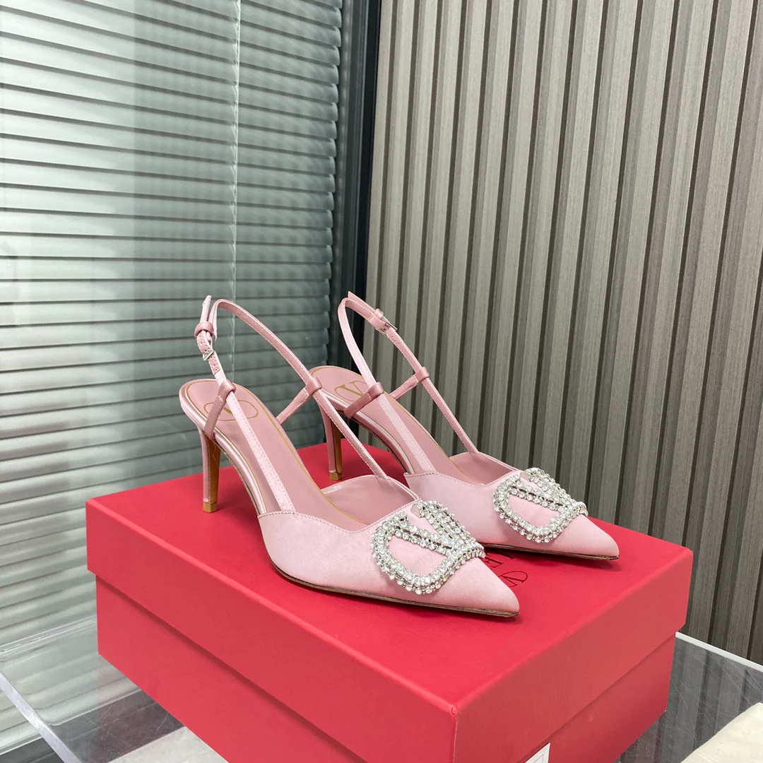 Valentino - Новейшая коллекция бутика - Сандалии и туфли на каблуке с V-образными замшевыми вставками - 2