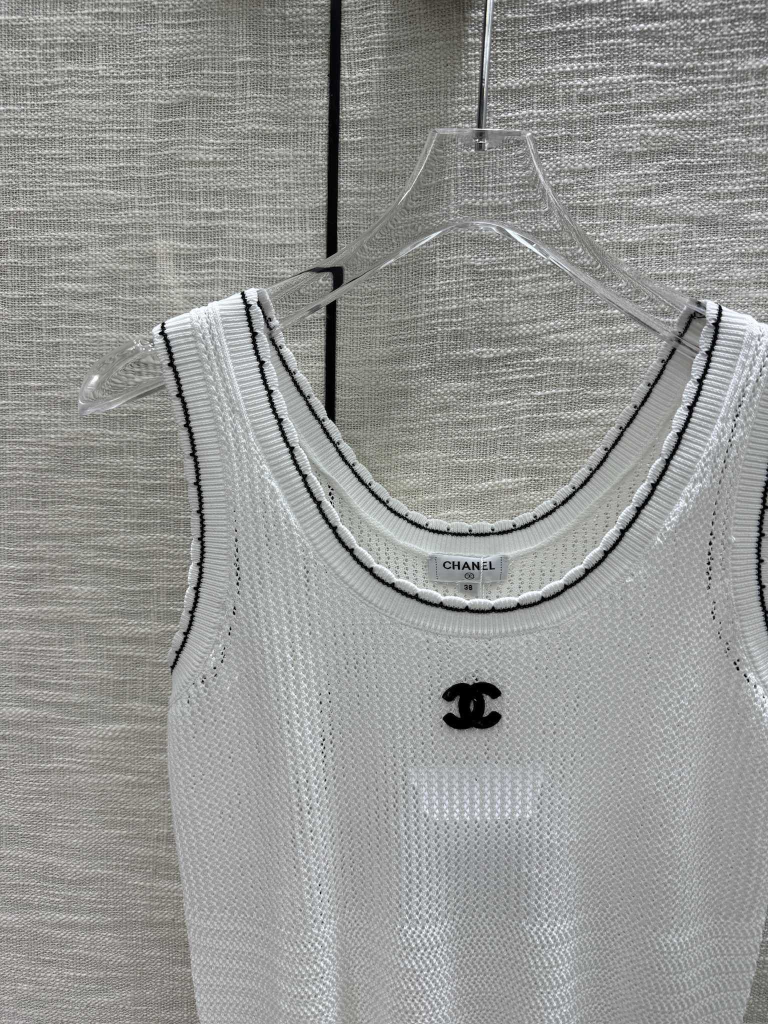 Вязаный жилет Chanel 2403 с ажурной отделкой - белый