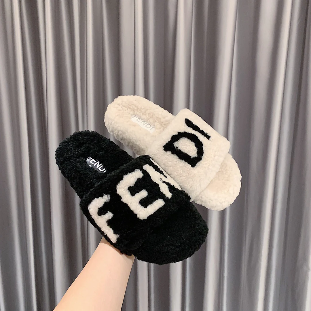 Fendi - Тапочки из овечьей шерсти - Белые с черной надписью