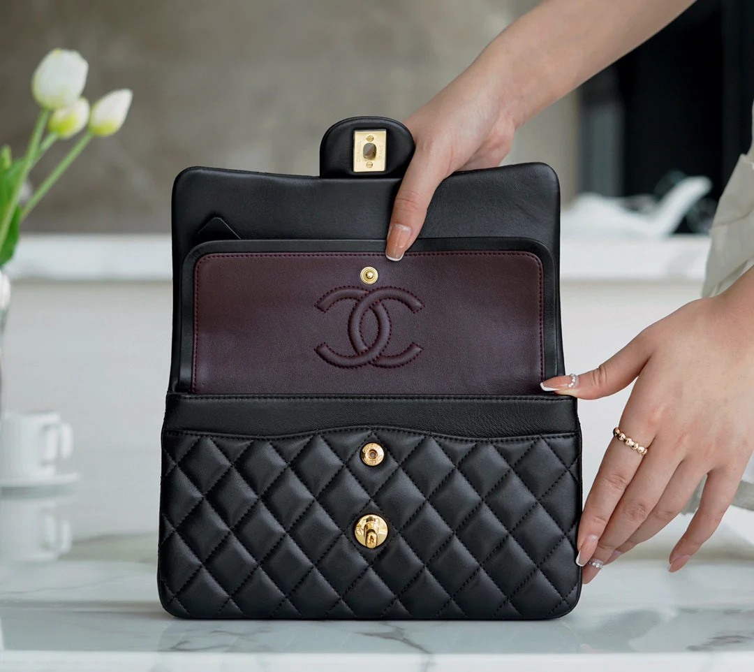 Сумка Chanel CF Medium - 23 см - из черной овечьей кожи с золотой пряжкой - CF23