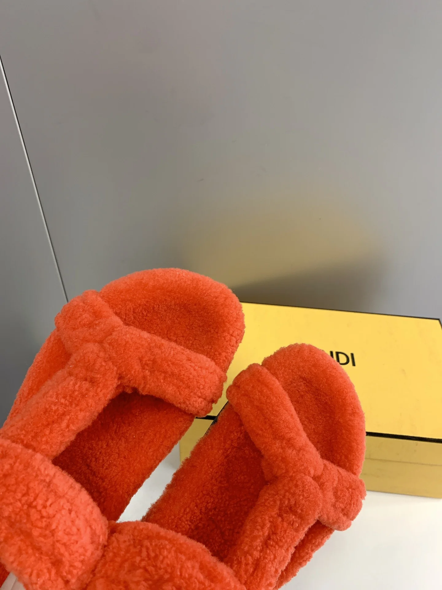 Новинка сезона осень/зима 2022 от Fendi — коллаборация с Кардашьян — пушистые сандалии