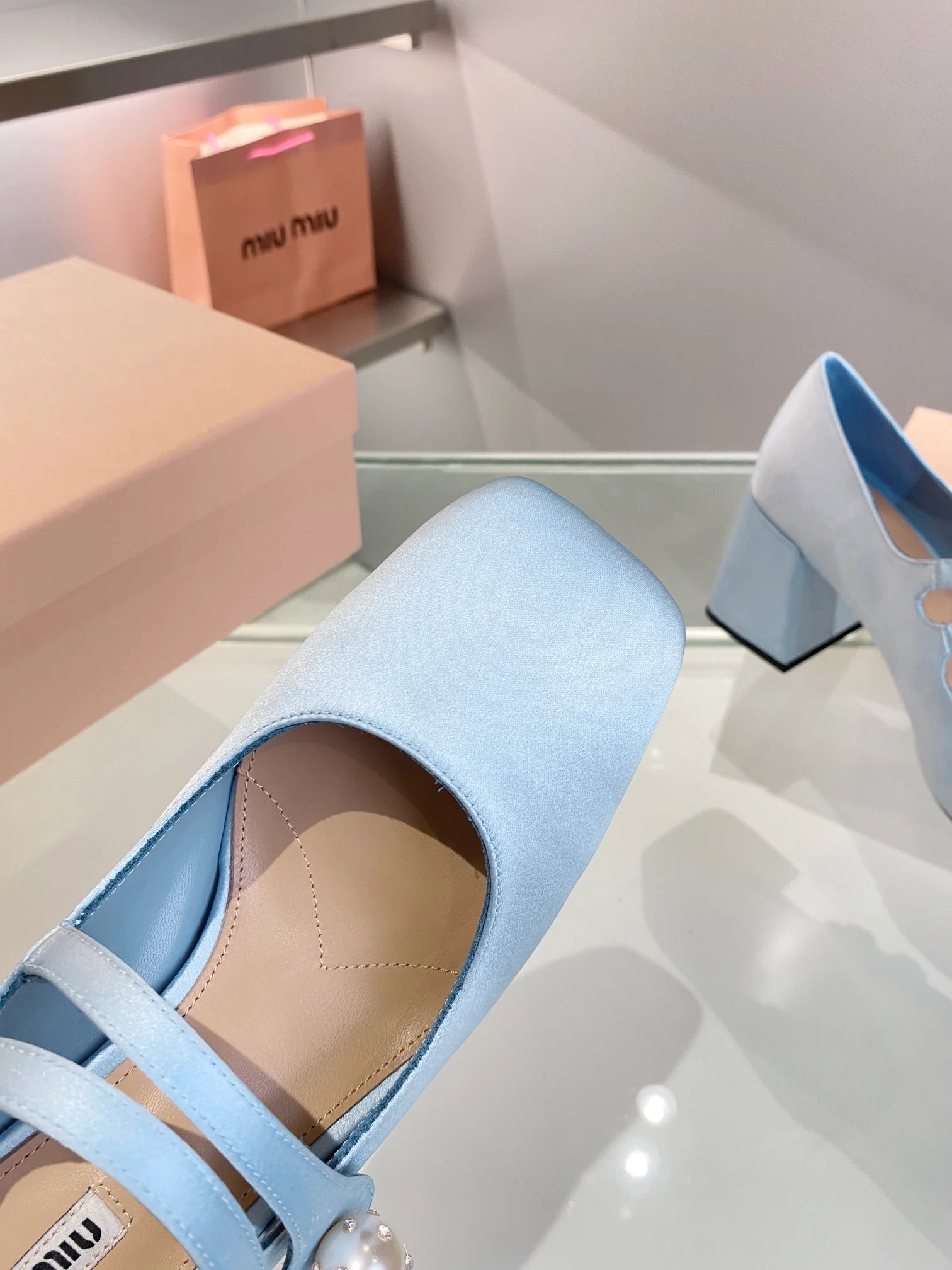 Новинка весны 2022 года от Miu Miu - Туфли на массивном каблуке - Синие