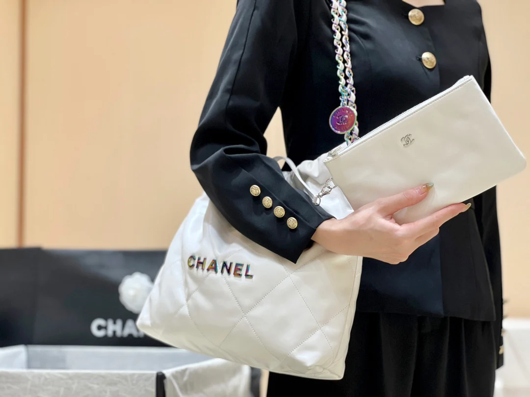 Новинка ранней весны в стиле Chanel - сумка Chanel, размер 22, большая, белая.