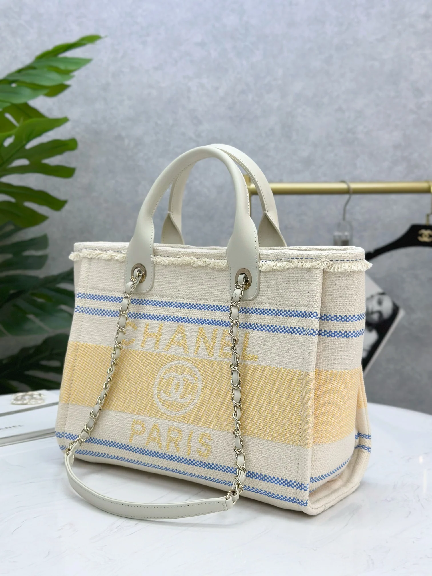 Пляжная сумка Chanel 25c, косметичка, ярко-желтая.