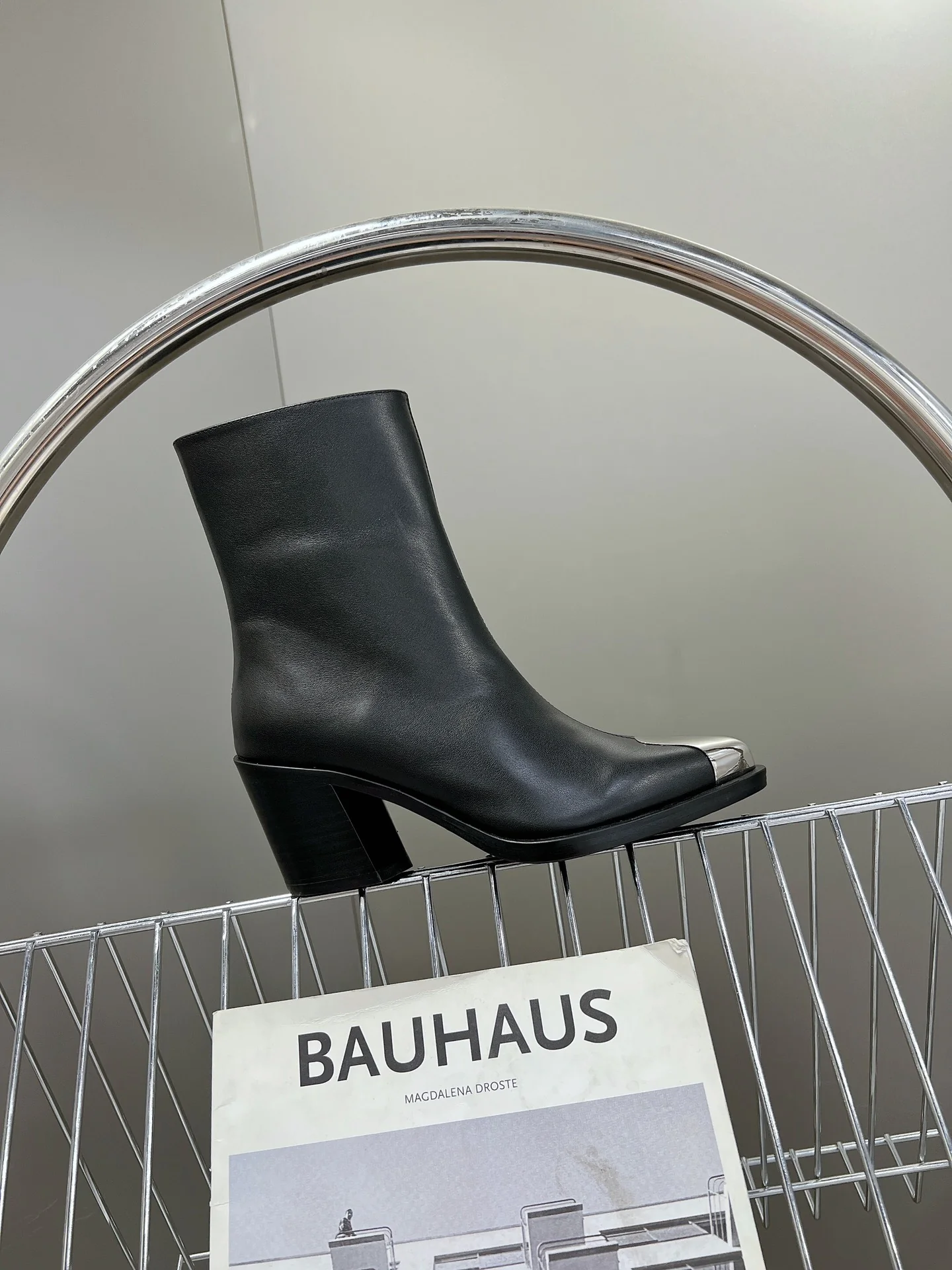 McQueen - Новинка сезона осень/зима 2023 - Ботильоны ?челси? с металлическим носком