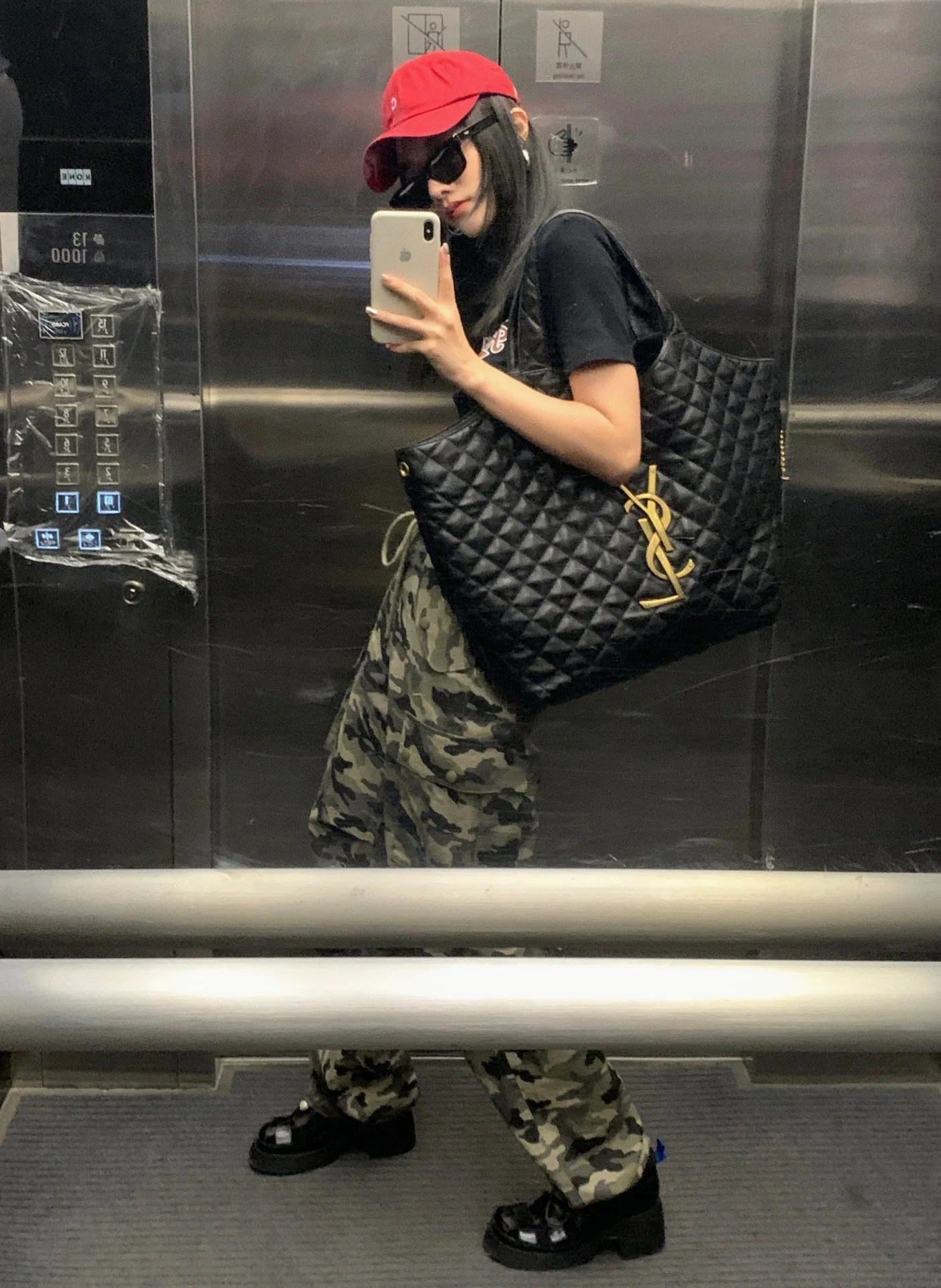 Сумка-тоут YSL Icarre - из овечьей кожи - черная с золотой фурнитурой