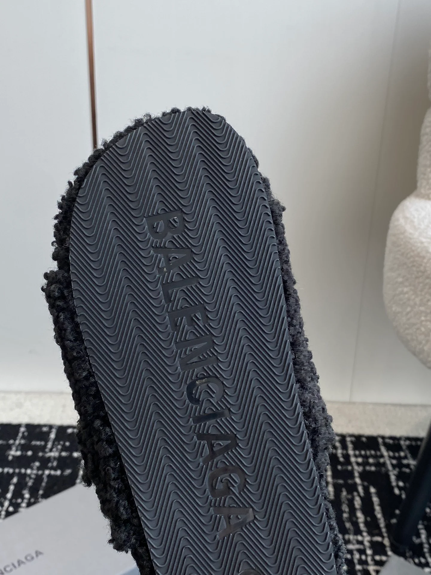 Новинка сезона осень/зима 2023 от Balenciaga - Меховые тапочки - Черные с пряжкой