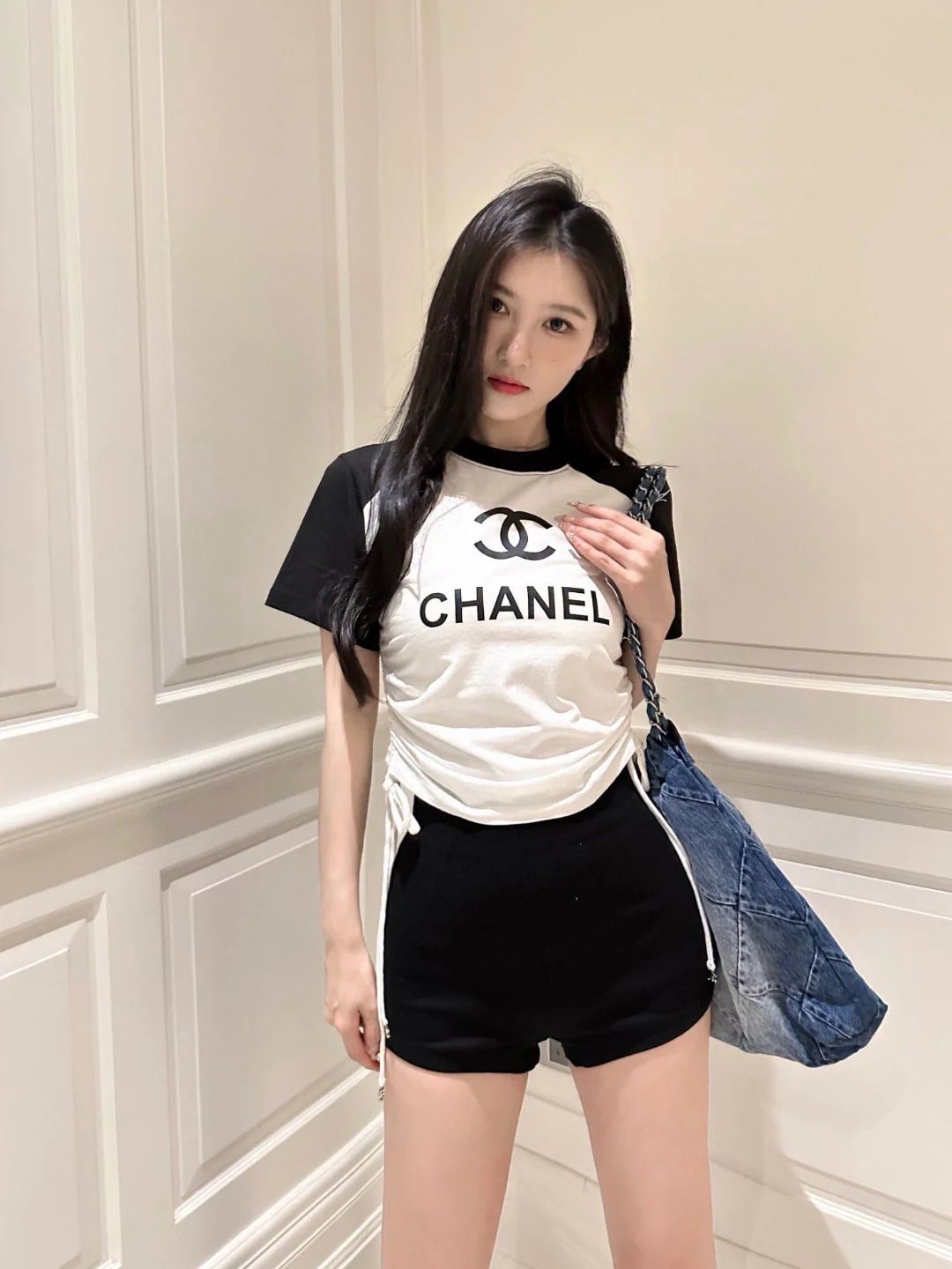 Футболка Chanel 2403 с цветными блоками, логотипом, завязками, приталенного кроя, с короткими рукавами - белая.